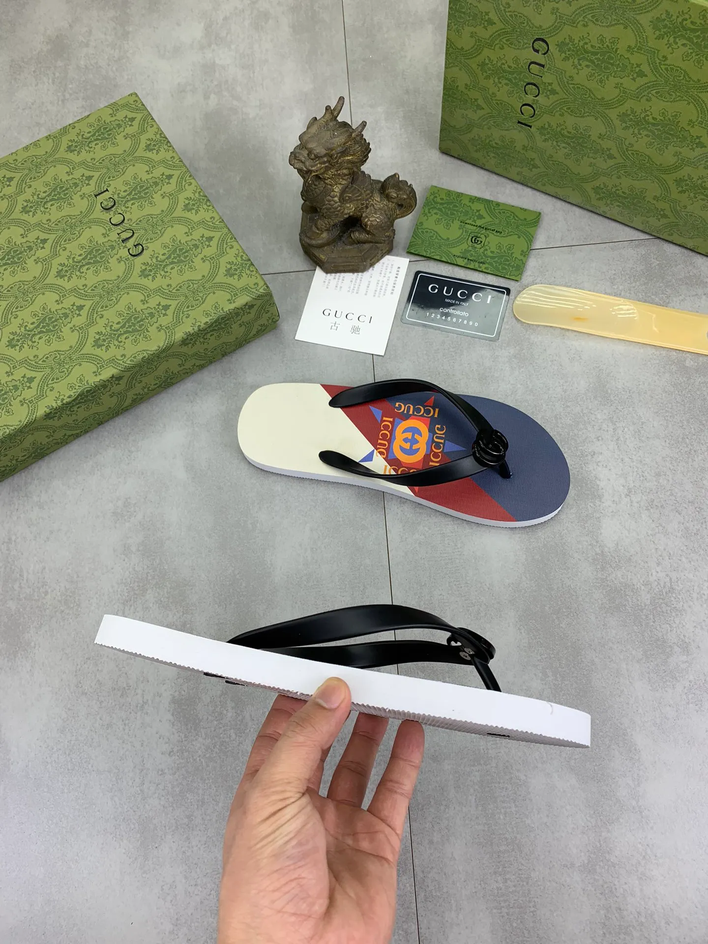 Men's men's shoes 💰P220💰【New style】🆘【GUCCI】Official website's popular Gucci adult couple 🧑‍🤝‍🧑 style, children's flip-flops are on sale at the counter simultaneously! Original fabric imported from Italy. Original bottom provided by the original factory. Size: Adult 36-45. Children’s size: 30-37. Multiple colors available.